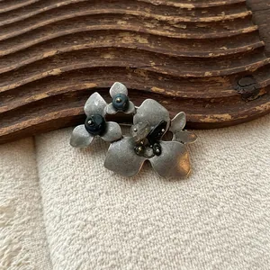 Exquisite Vintage Blumenbrosche mit Natursteinen in edler Altsilber-Optik für Damen