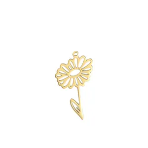 Pendentif marguerite élégant en acier inoxydable plaqué or 18 carats sur fond blanc