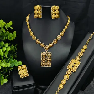 Vue détaillée d'un ensemble de bijoux en or 24 carats au design de mariage indien.