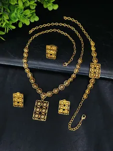 Vue détaillée d'une parure de bijoux en or 24 carats aux motifs filigranes pour mariages