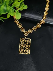 Vue détaillée du collier de mariée indien de style or 24 carats avec motifs de roues