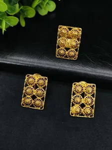 Vue détaillée d'une parure de bijoux de mariage en or 24 carats de style Inde Dubaï à motifs