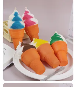 Vista dettagliata di colorati giocattoli squishy a cono gelato in PU su un piatto.