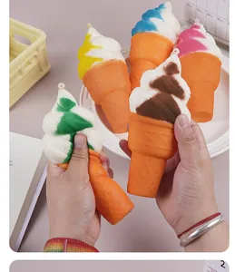 Primo piano della texture a rimbalzo lento dei colorati squishy a forma di cono gelato.