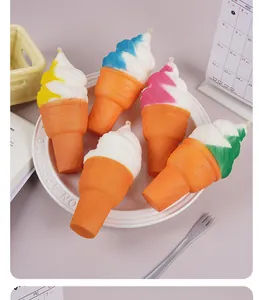 Vista dettagliata di cinque coni gelato squishy in PU a rimbalzo lento disposti su un piatto