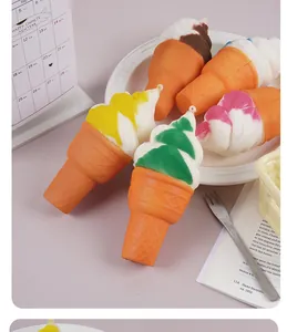 Dettaglio di giocattoli squishy a forma di cono gelato in PU colorato con coni testurizzati