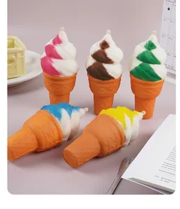 Vista dettagliata di cinque giocattoli squishy a forma di gelato in PU a rimbalzo lento.
