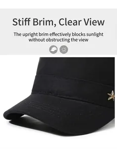 Gros plan d'une casquette militaire noire avec détail d'étoile et visière solaire rigide.