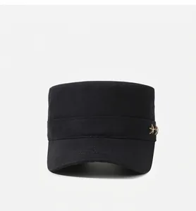 Vue de face détaillée d'une casquette militaire noire pour homme avec épingle d'oiseau.