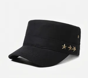 Vue latérale d'une casquette militaire noire à sommet plat avec clous étoilés