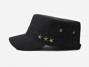 Vue de profil d'une casquette militaire noire à sommet plat avec trois étoiles dorées.