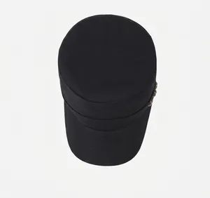 Vue de dessus d'une casquette militaire classique noire à sommet plat pour hommes