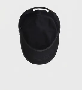 Vue intérieure détaillée de la doublure d'une casquette militaire noire à tête plate