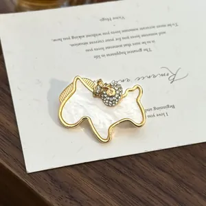 Elegante goldfarbene Sternzeichen-Pferd-Brosche mit Perlmutt-Inlay und Strass