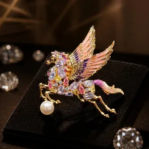 Elegante Pegasus Brosche mit bunten Kristallen und weißer Perle für luxuriöse Mäntel