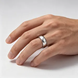 Vue détaillée d'une bague bombée en acier au tungstène argenté poli pour hommes.