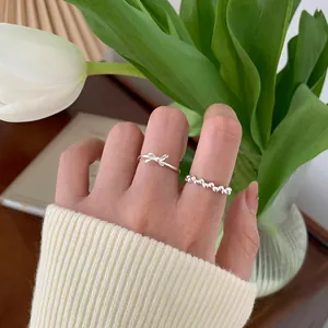Set di anelli sovrapponibili in argento con fiocco e perle per donna stile minimal