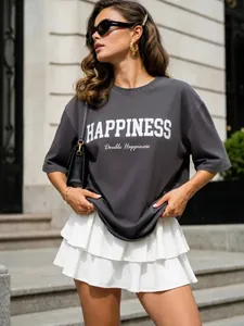Camiseta de algodón gris oscuro de corte oversize con estampado Happiness y falda blanca