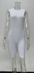 Gedetailleerd overzicht van het mouwloze ontwerp en de slanke pasvorm van de witte jumpsuit