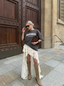 Atuendo de estilo callejero con camiseta de algodón gris oscuro oversize y falda de volantes