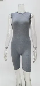 Detail van een grijze mouwloze sport-bodysuit met hoge taille op een paspop.