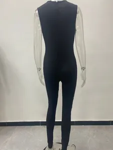 Achteraanzicht van een zwarte mouwloze sport-jumpsuit op een transparante paspop