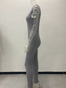 Zijaanzicht van een grijze mouwloze sportieve jumpsuit met hoge taille en slim-fit