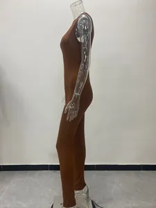 Zijwind van een bruine mouwloze jumpsuit met hoge taille op een transparante etalagepop