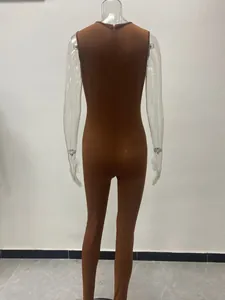 Achteraanzicht van een bruine mouwloze nauwsluitende sport jumpsuit met hoge taille