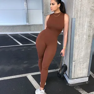 Detailopname van een stijlvolle bruine mouwloze jumpsuit voor zomerse high-waist mode.