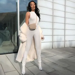 Stijlvolle witte mouwloze jumpsuit met hoge taille voor dames, street fashion look.