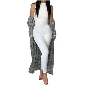 Mouwloze witte nauwsluitende bodysuit met een lange grijze getextureerde vest
