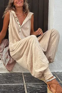 Λεπτομέρεια αμάνικης μπεζ ολόσωμης φόρμας με κουκούλα, κουμπιά και χαλαρό στυλ παντελονιού χαρέμι