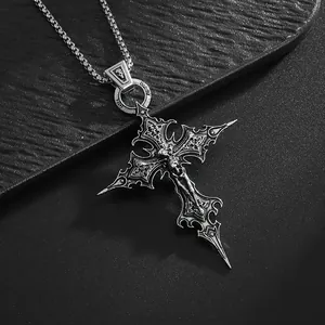 Detailansicht einer gotischen Retro-Kreuz-Totenkopf-Halskette mit antikem Silberfinish