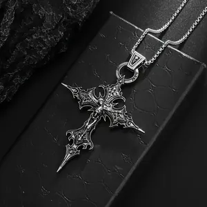 Detailaufnahme einer gotischen Silberkreuz-Halskette mit Totenkopf und Jesusfigur.