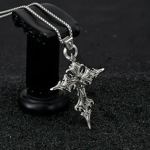 Detailansicht einer antiken gotischen Kreuzkette mit Totenkopf-Anhänger in Silber.