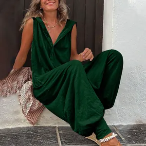 Λεπτομερής άποψη μιας casual σκούρο πράσινης αμάνικης ολόσωμης φόρμας με κουμπιά.