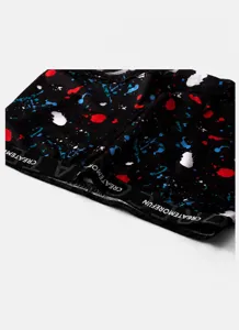 Detailaufnahme des leichten elastischen Bundes der bedruckten Herren-Boxershorts aus Eisseide.