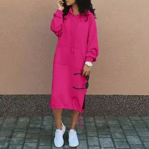 Ζωηρό ροζ oversized φόρεμα με κουκούλα, τσέπες και κορδόνι στο τελείωμα.