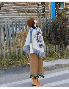 Pull poncho en maille bohème avec détails de franges dans un cadre extérieur rustique