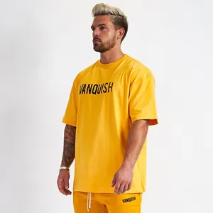 Gedetailleerd overzicht van een mosterdgeel katoenen fitness t-shirt met zwarte Vanquish-print
