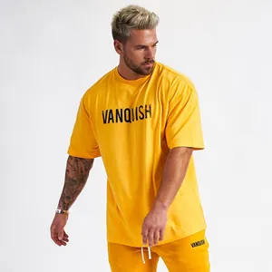 Detail van een geel oversized fitness-T-shirt voor heren met een opvallende Vanquish-print