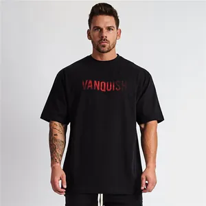 Detailweergave van zwart oversized fitness T-shirt met rood Vanquish-logo op de borst gedrukt