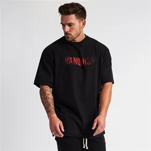 Detailweergave van een zwart oversized fitness T-shirt met rode Vanquish-logoprint