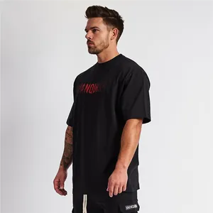 Close-up van zwart oversized fitness t-shirt voor heren met rode Vanquish print