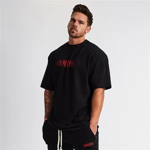 Detail van heren zwart oversized fitness t-shirt met rode Vanquish opdruk