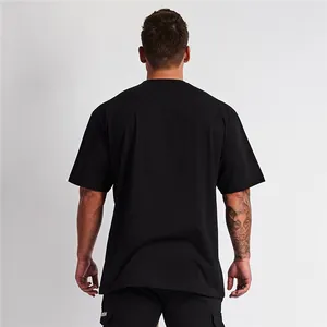 Achteraanzicht van oversized zwart katoenen fitness t-shirt voor heren