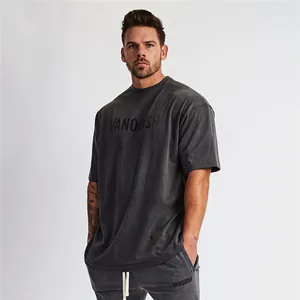 Detailweergave van grijs oversized fitness T-shirt met acid wash en Vanquish-logo