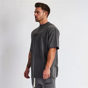 Gedetailleerd zijaanzicht van een antracietgrijs katoenen fitness-T-shirt voor heren