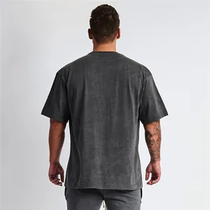 Gedetailleerd achteraanzicht van een oversized fitness t-shirt voor heren in katoen